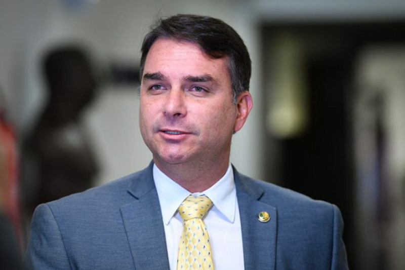 Nota da CNBB sobre fake news gera declarações de Flávio Bolsonaro